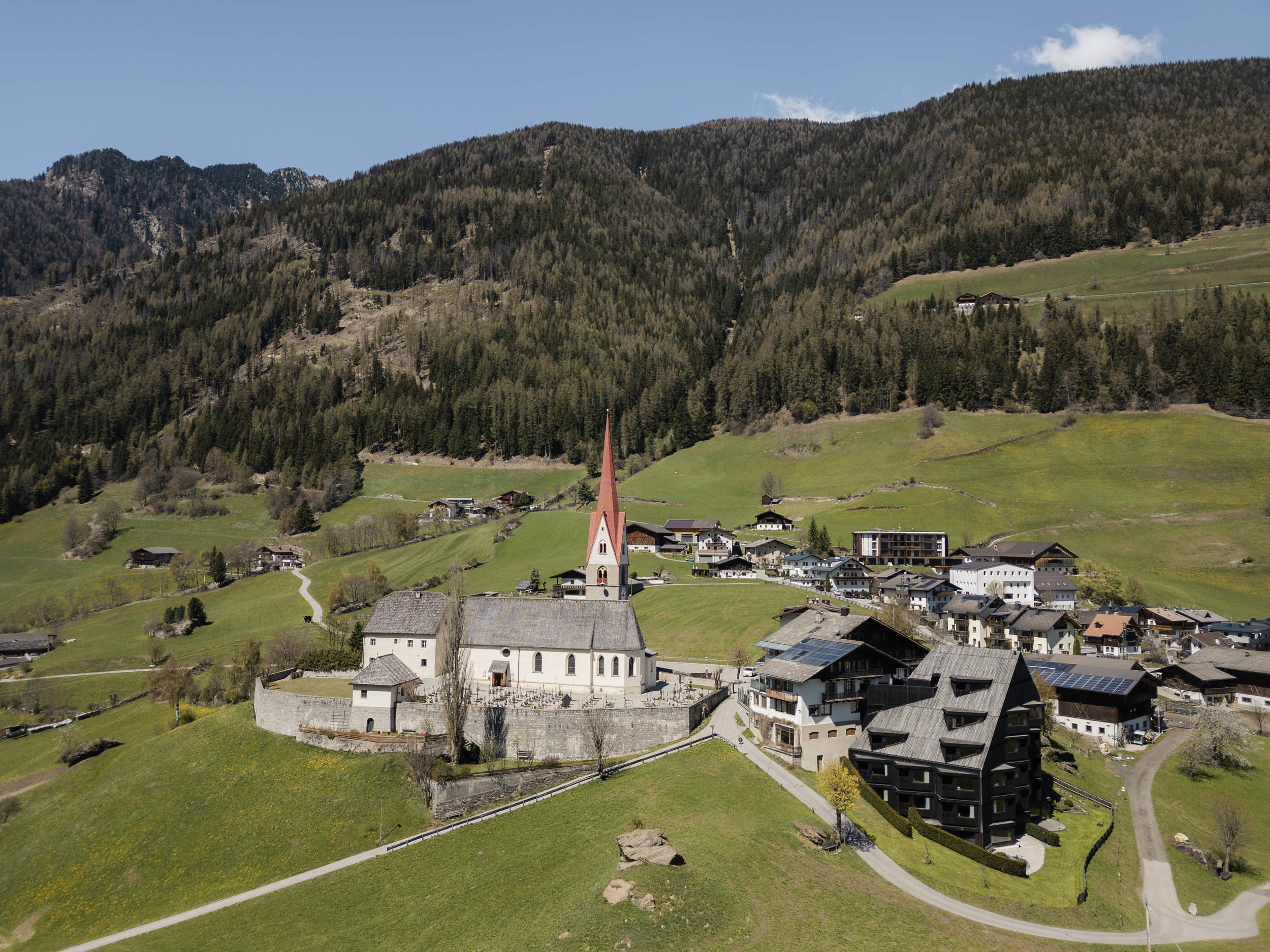 San Giacomo in Valle Aurina con la chiesa parrocchiale gotica nel centro del paese