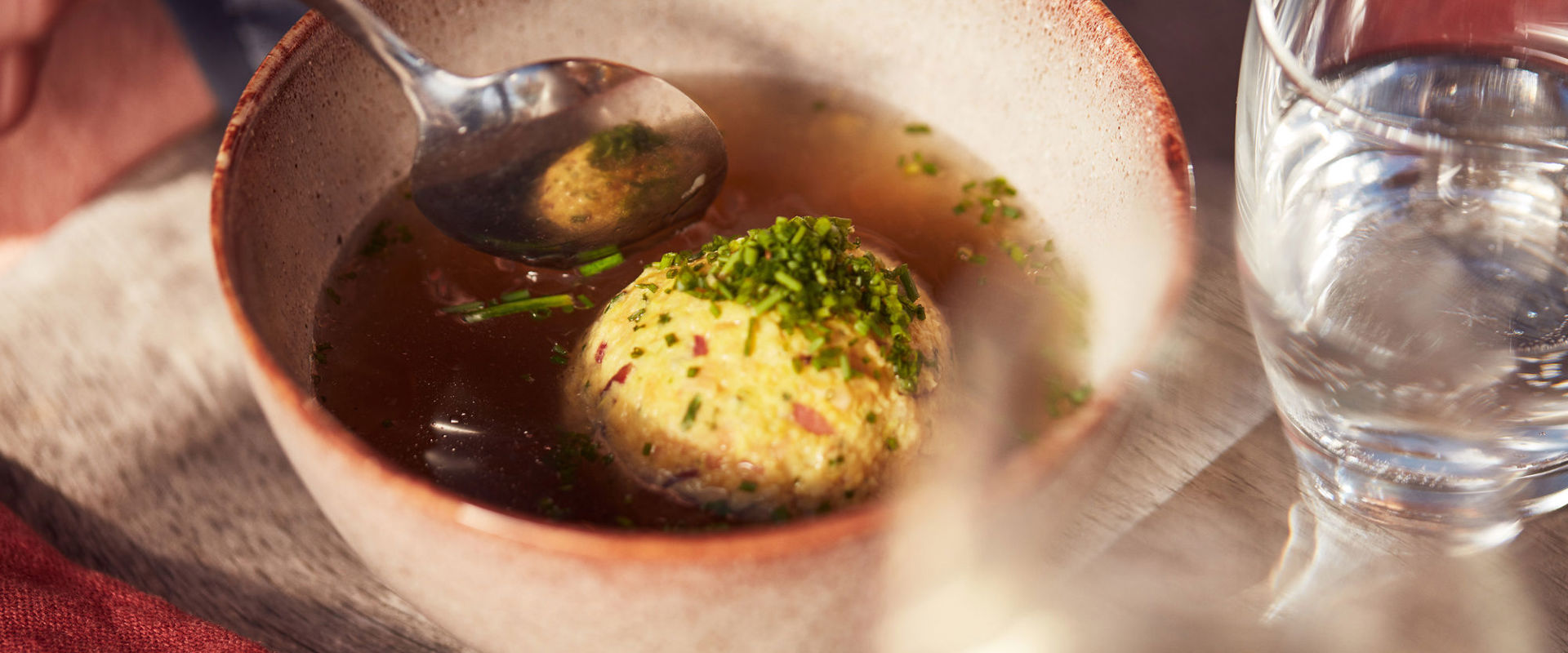 Ciotola con canederli in brodo.