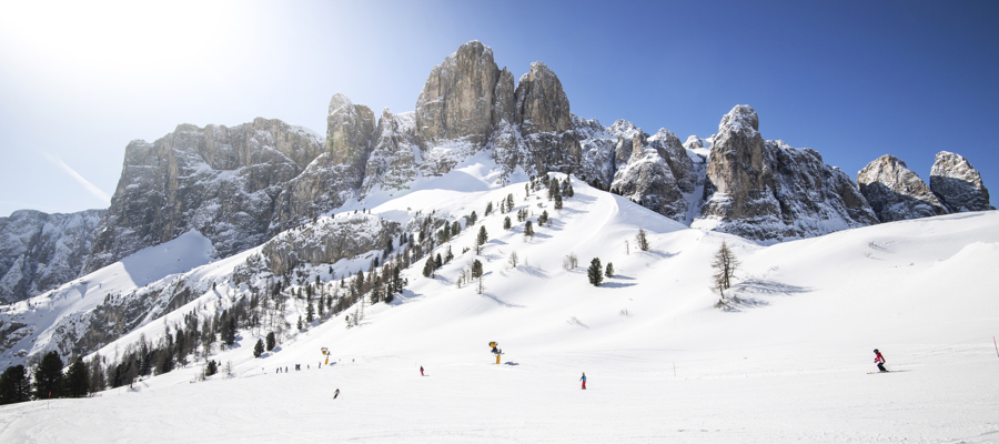 Sciare in pieno sole con le vette dolomitiche sullo sfondo