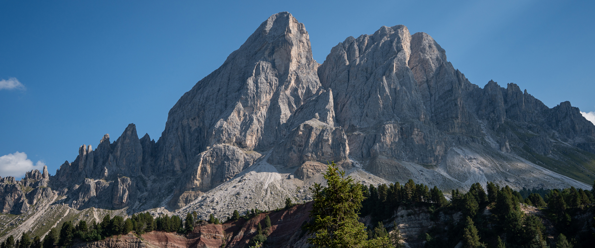 Sasso Putia al Passo delle Erbe con stratificazioni rocciose